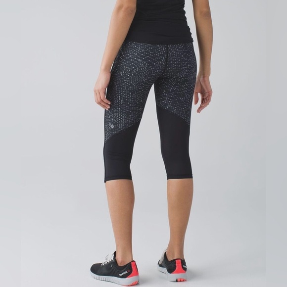 lululemon Real Quick Crop Size 8 Samba Snake Battleship Black and White - Picture 1 of 6
